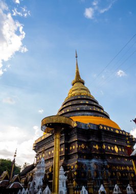 Tapınağın çeşitli yerlerindeki Kuzey Tayland sanat desenleri ve tapınaktaki pagoda