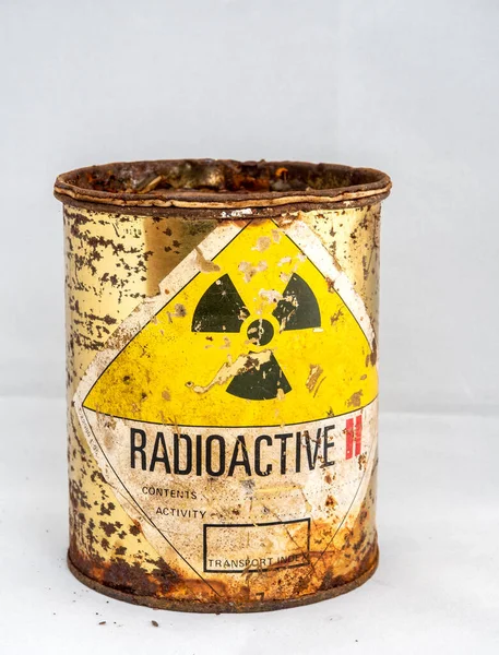 Contenedor Acero Oxidado Descomposición Del Viejo Barril Material Radiactivo Emisiones — Foto de Stock