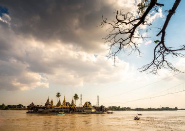 Tapınak Kyaik Hwaw Wun büyük nehrin ortasındaki adada bulunuyor. Dini bir yer ve Myanmar 'ın önemli bir turistik merkezi.