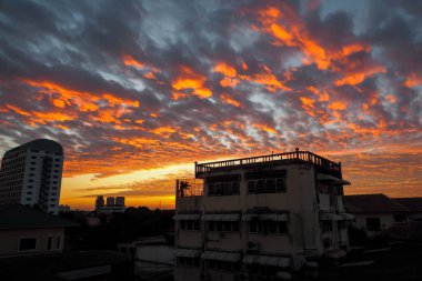 Sabahları gökyüzü kızıla boyanır, gün doğarken denizciler uyarır