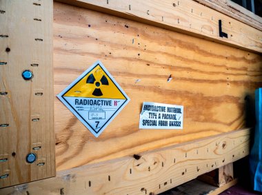 Ulaşım ahşap kutu A tipi standart paketin yanında radyoaktif malzeme etiketi