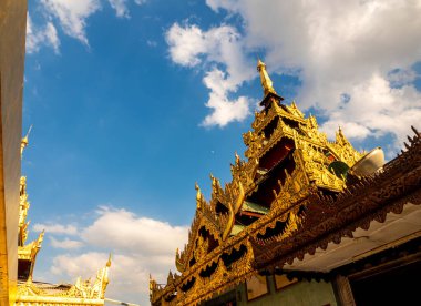 Piramitsel çatısı ve Birmanya tapınağındaki altın pagoda ile Mondop Şatosu kare salonu.