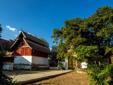 Açık mavi gökyüzünde antik ahşap bina