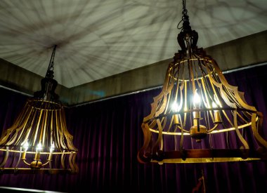 Modern tavan lambasından gelen sıcak renkli bir ışık.