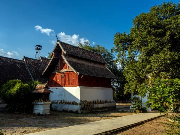 Forntida Gammal Träbyggnad Klarblå Himmel Dag — Stockfoto