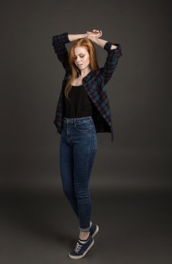 Neşeli kadın sessizce el ile ayakta