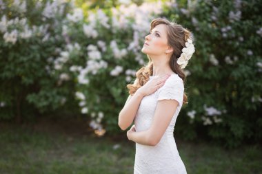 Beyaz elbiseli uzağa arıyorsunuz nazik gelin