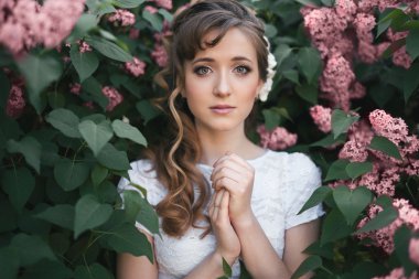 Güzel gelin birlikte elele ise kameraya bakıyor 