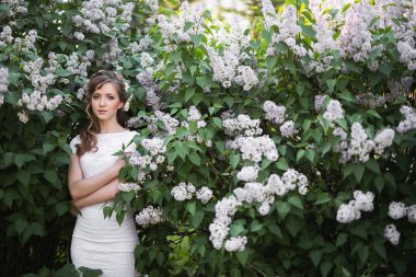 Lila Bahçe Beyaz elbiseli şık esmer