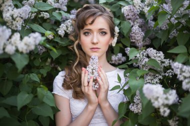 Leylak tutan saç modeli ile çekici kadın