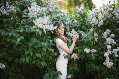 Lila bahçesinde çekici genç kadın