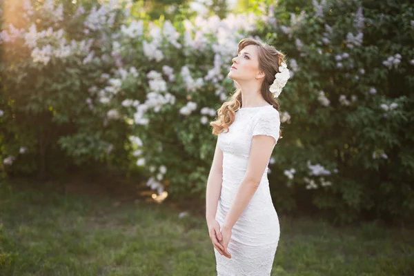 Elegante donna sola guardando contro del giardino lilla — Foto Stock