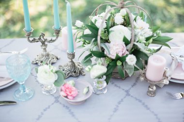 Güzel dekore edilmiş düğün masaya görüntülemek