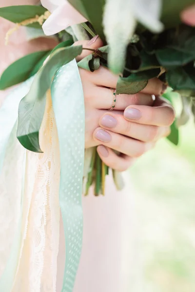 Sposa tenendo bouquet in primo piano — Foto Stock