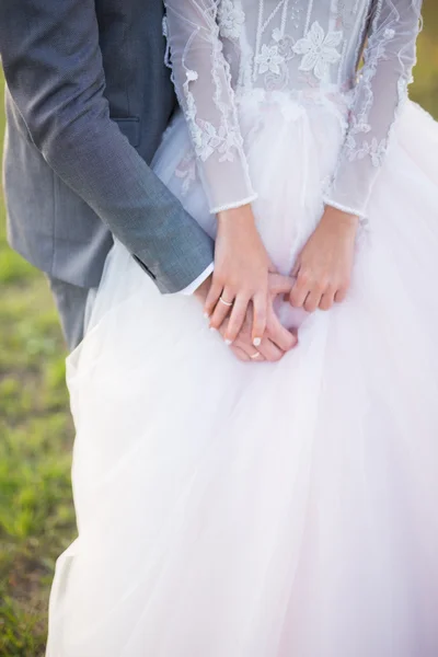 Närbild av brudparet som håller hand — Stockfoto