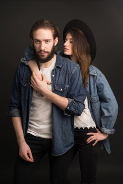 Şık çift Studio sarılma