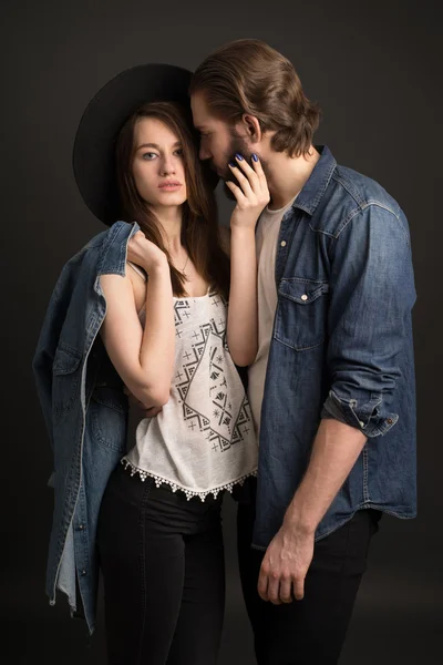 Vackra unga par mot svart bakgrund — Stockfoto