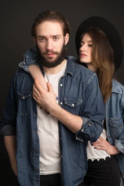 Homem barbudo com sua namorada — Fotografia de Stock