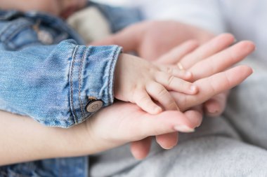 Yeni doğan holding annesi el