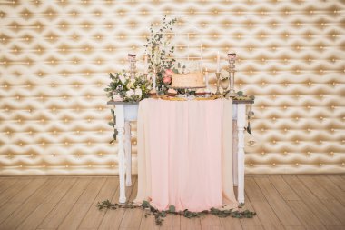 Pasta ve çiçekler ile düğün tabloda görüntülemek