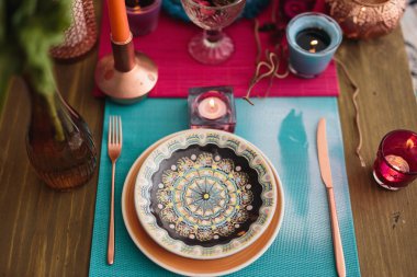 Aletleri ile güzel süs plaka üzerinde göster