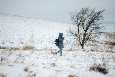 Karda yürüme backpacker yan görünüm