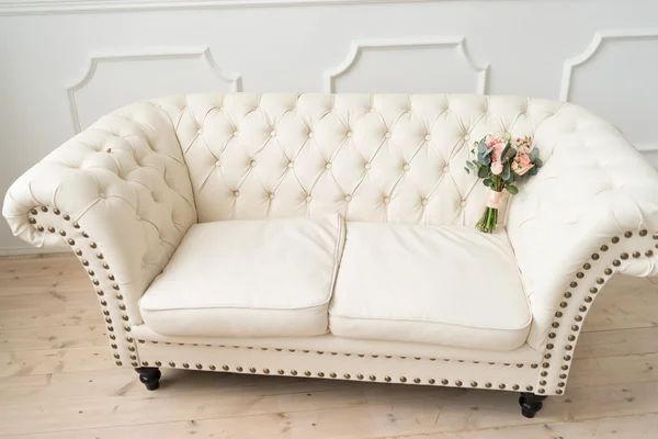 Ramo de boda en sofá de cuero moderno — Foto de Stock