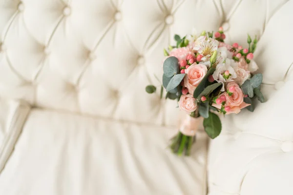 Ramo de hermosas flores en un sofá blanco —  Fotos de Stock