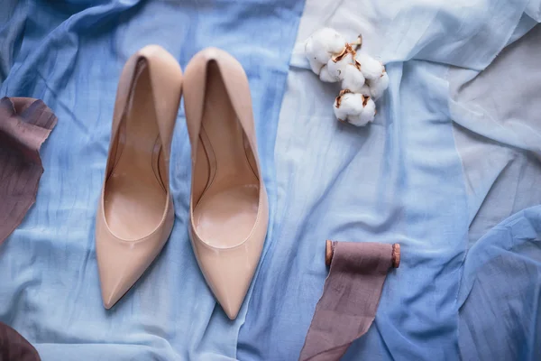 Hochzeitsheels auf blauer Kleidung — Stockfoto