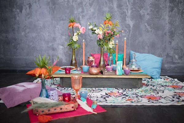 Mooi ingerichte kamer met kaarsen en bloemen — Stockfoto