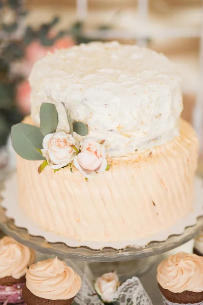 Beautifully decorated wedding cake on cakestand — Stock Photo, Image