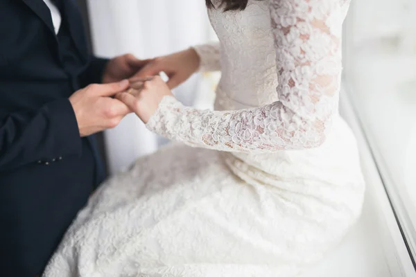 新婚夫妇手牵着手的侧视图 — 图库照片