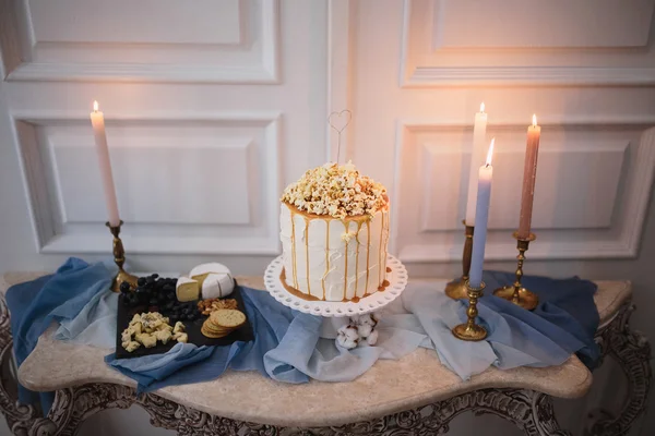 Wedding popcorn cake on blue cloth with candles — Stock Photo, Image