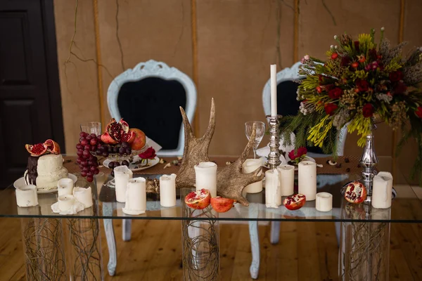 Mooie ingerichte bruiloft tafel met twee vintage stoelen — Stockfoto