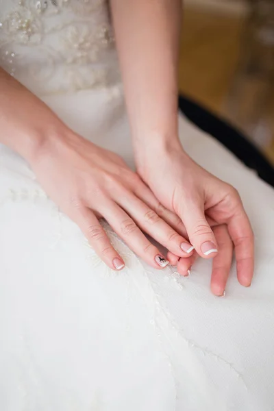 Крупный план рук невесты — стоковое фото