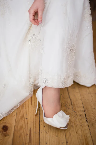 Primer plano de la novia en el talón de boda y el vestido —  Fotos de Stock