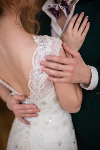 Achteraanzicht van bruid en bruidegom knuffelen — Stockfoto