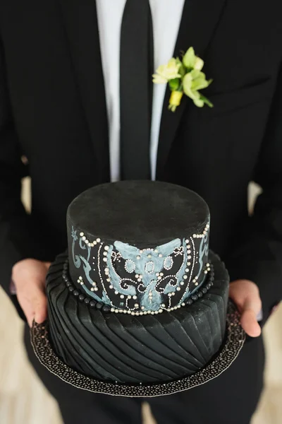 Bridegroom holding wedding cake — Stock Photo, Image