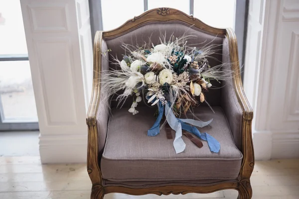 Decoratieve bruiloft boeket op stoel — Stockfoto