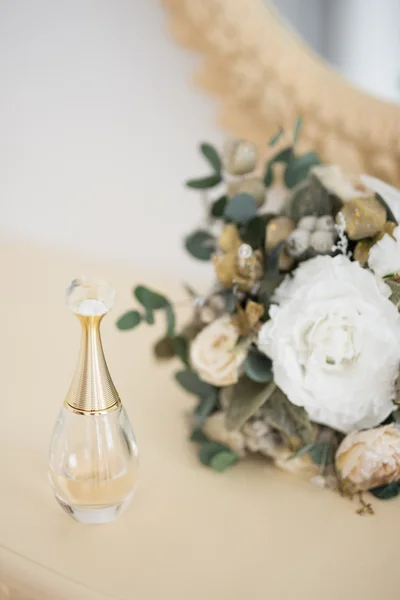 Nahaufnahme von Parfüm und Bouquet — Stockfoto