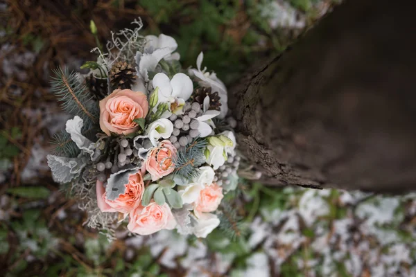 Hermoso ramo de novia en el bosque — Foto de Stock