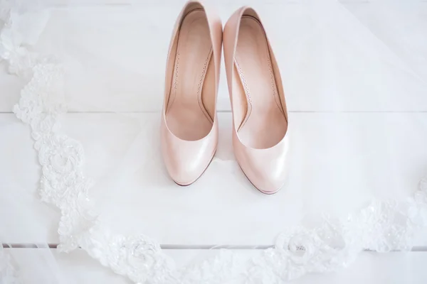 Tacones de boda beige en velo nupcial —  Fotos de Stock