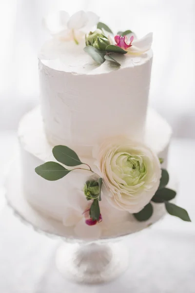 Close-up of white wedding cake with ranunculus — Stock Photo, Image