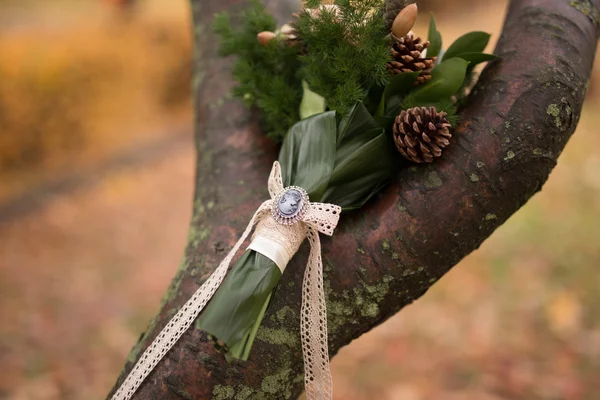 Hermoso ramo de novia verde en el árbol — Foto de Stock