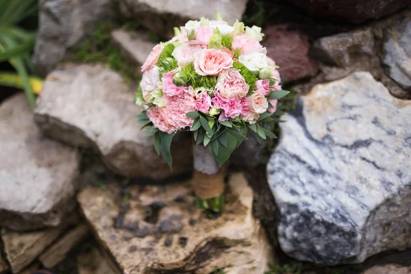 Hermoso ramo de boda en piedras — Foto de Stock