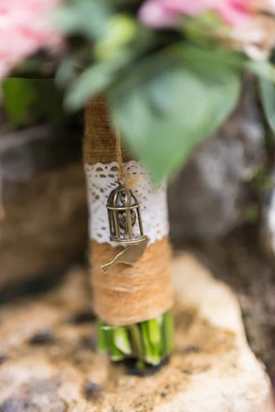 Primer plano de pájaro colgante decorativo y jaula en ramo de boda — Foto de Stock