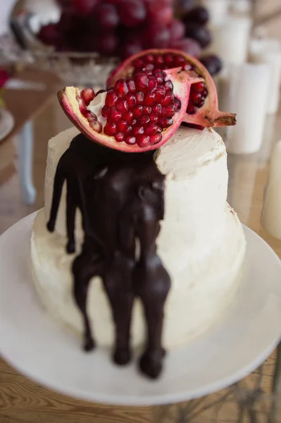 Bröllops tårta med choklad och granat äpple ovanpå Stockfoto