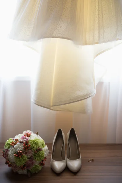 Robe de mariée, talons et bouquet — Photo