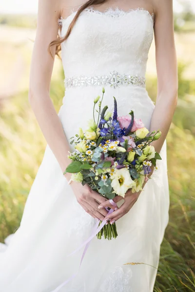 Крупный план невесты с красивым букетом — стоковое фото