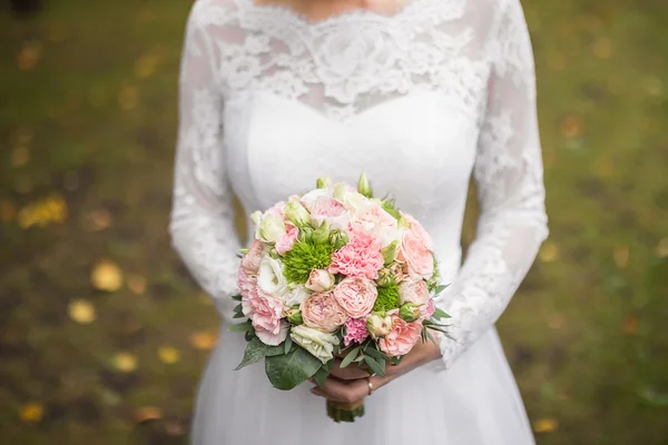 Beau bouquet de mariée entre les mains de la mariée — Photo